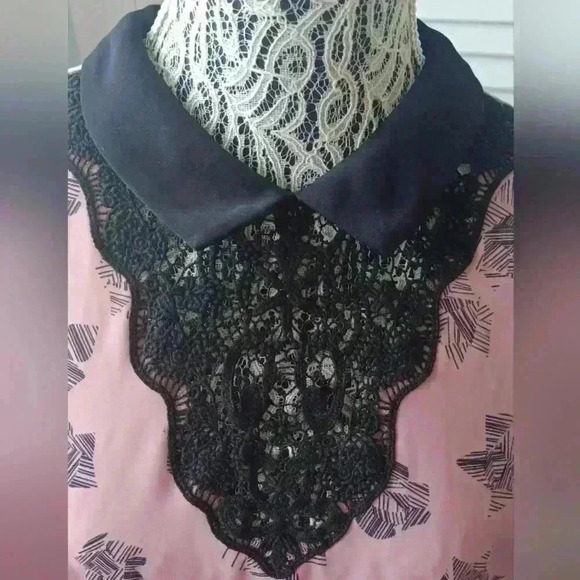 RW&CO Women's Large Elegant Collared with Embroidered Detail - Picture 2 of 8